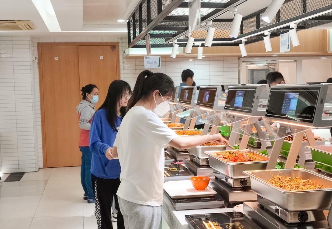 我爱到“秤吃”食堂就餐，不愿上馆子了。

平民嘛，就过平淡的生活当然好。

我到