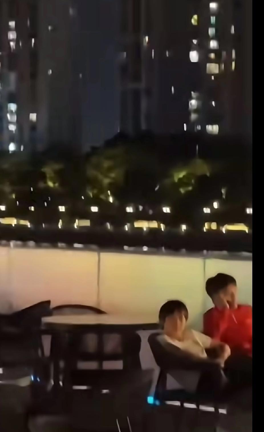 《全红婵天台日常太可爱！》
 
夜晚天台，全红婵和好朋友陈艺文放松闲聊，突然对着