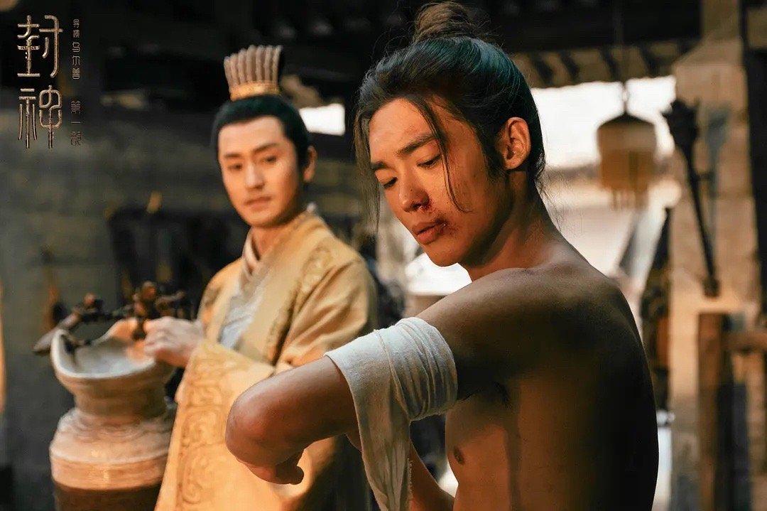 许董和二少爷在朝廷手上，你说能把大的叫回来吗？这算质子了吧。 ​​​