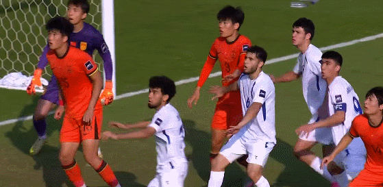 U23国足vs乌兹别克斯坦U23 乌兹别克斯坦球员冲撞李昊，后者痛苦倒地，缓了一