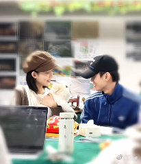 孟子义何与剧本围读氛围孟子义何与剧本围读合照被这甜蜜互动甜晕！孟子义、何与《百花