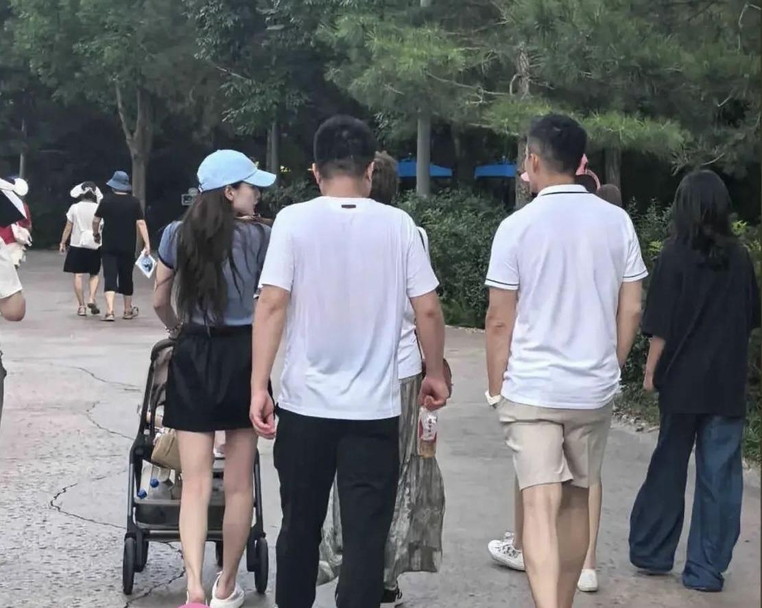 近日，汪小菲一家五口，逛北京环球影城被偶遇，马筱梅推着婴儿车里的汪宝儿。

而汪