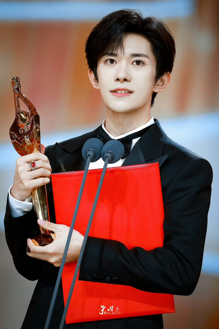 春和一粒粟，秋收百花开现场齐唱这条小鱼在乎祝贺易烊千玺易烊千玺百花奖最佳男主易烊