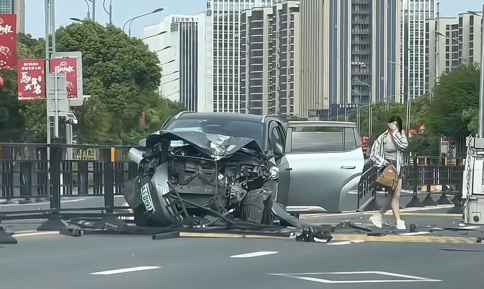 这台车被撞得全脸一地稀碎，现在已经完全看不出是什么品牌的什么车了，懂车的大神可以