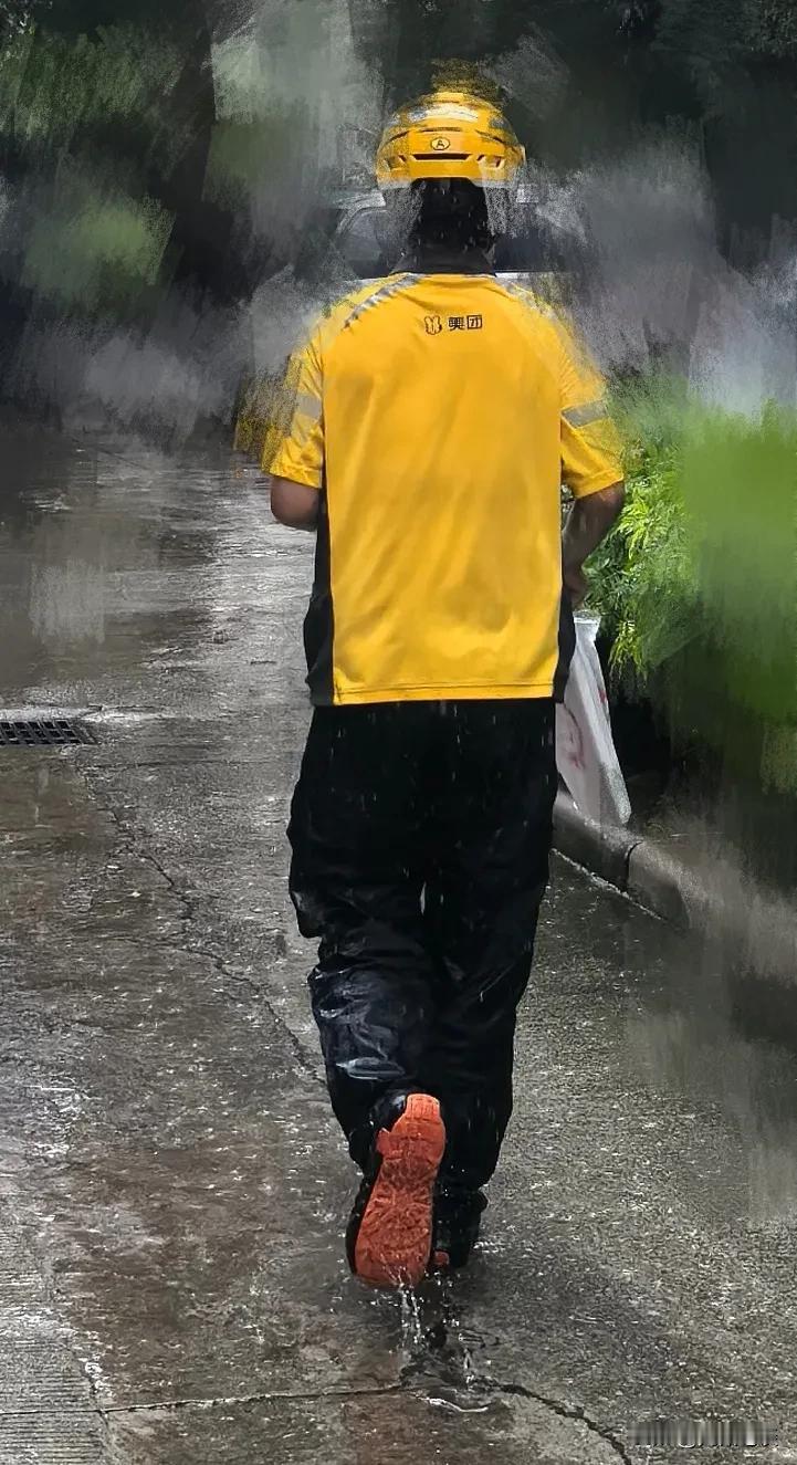 突如其来的雷雨，把送外卖的小哥全身都浇透了！
广东的雨季还没有过去，雷雨天气大雨