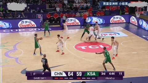 胡明轩抢断后运球失误出了边线，观众席上的三名辽宁球迷都乐了！
有一说一，真不怪辽