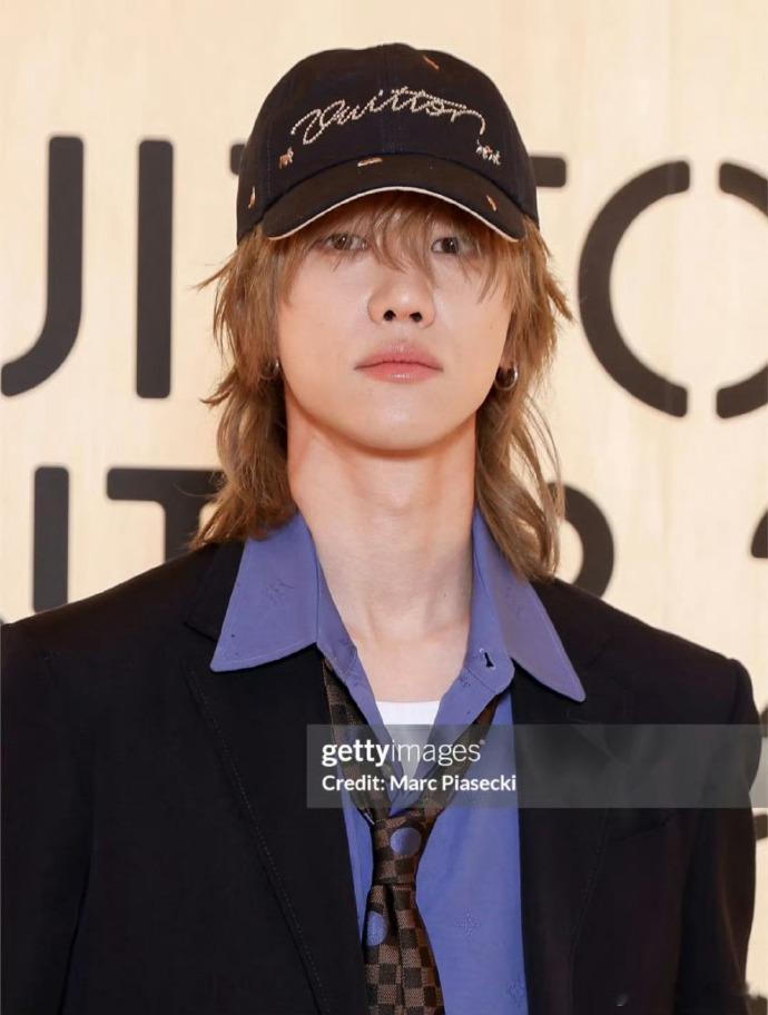 王嘉尔王鹤棣徐明浩G社怼脸王嘉尔王鹤棣徐明浩合影LV 大秀中国区排面！王嘉尔王鹤