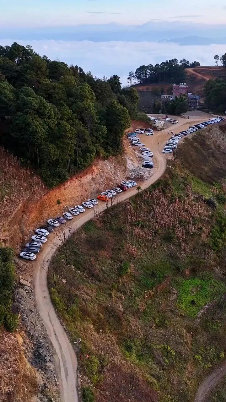 你站在山顶看风景，
而我在天空看你，
云海装饰了你的眸子，
哀牢山装饰了我的梦…