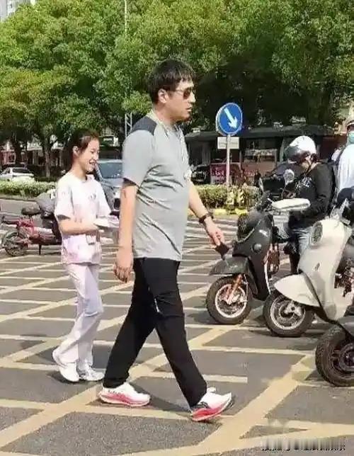 张雪峰老师妻子李丽婧成立新公司！

公司名字：苏州峰延翰墨文具礼品有限公司，法人