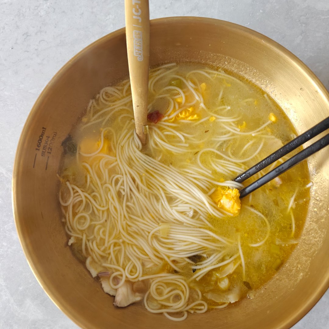 下班茴来煮了个面条吃吃完要去睡会觉觉了 