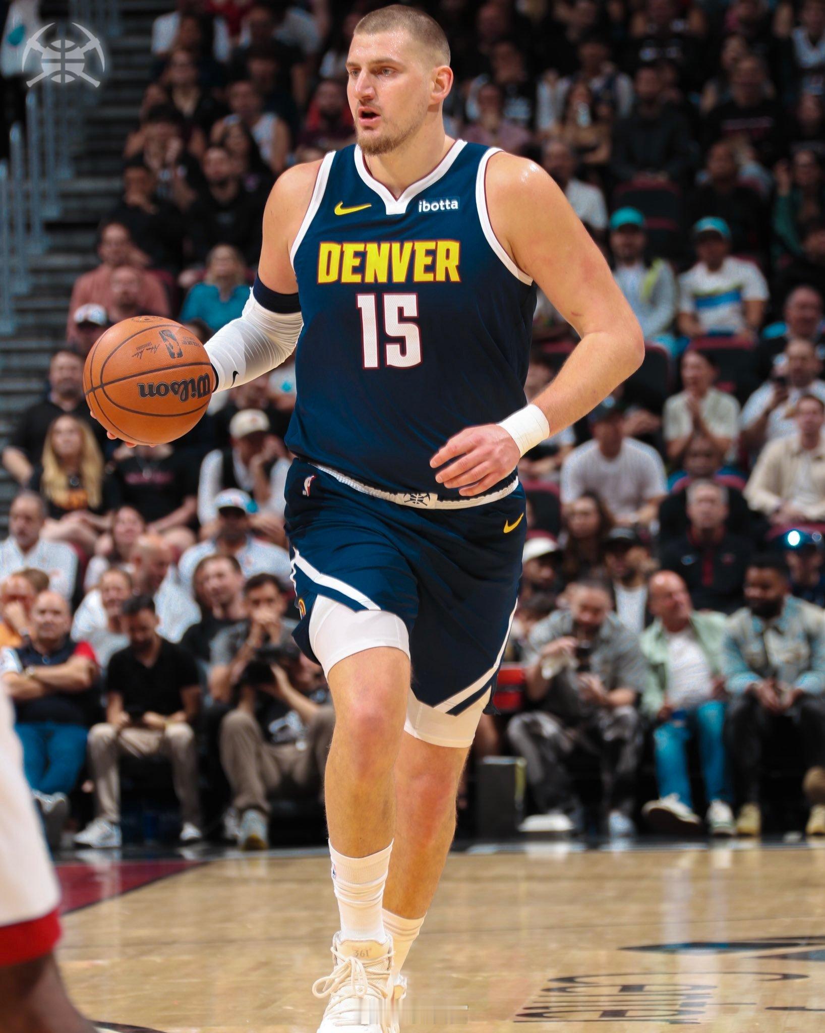 掘金官方说，约基奇在昨天和热火的比赛中过度伸展了左膝，将休息四周后重新评估伤情。