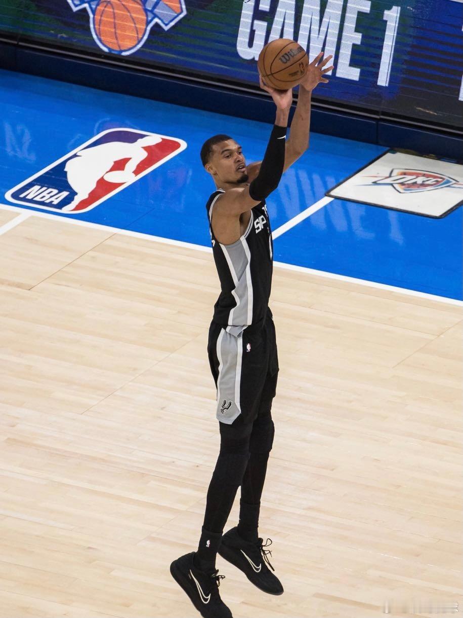 文班亚马超远三分 NBA季后赛😱 雷霆：要不还是让擎天柱来防吧！面对3人防守，