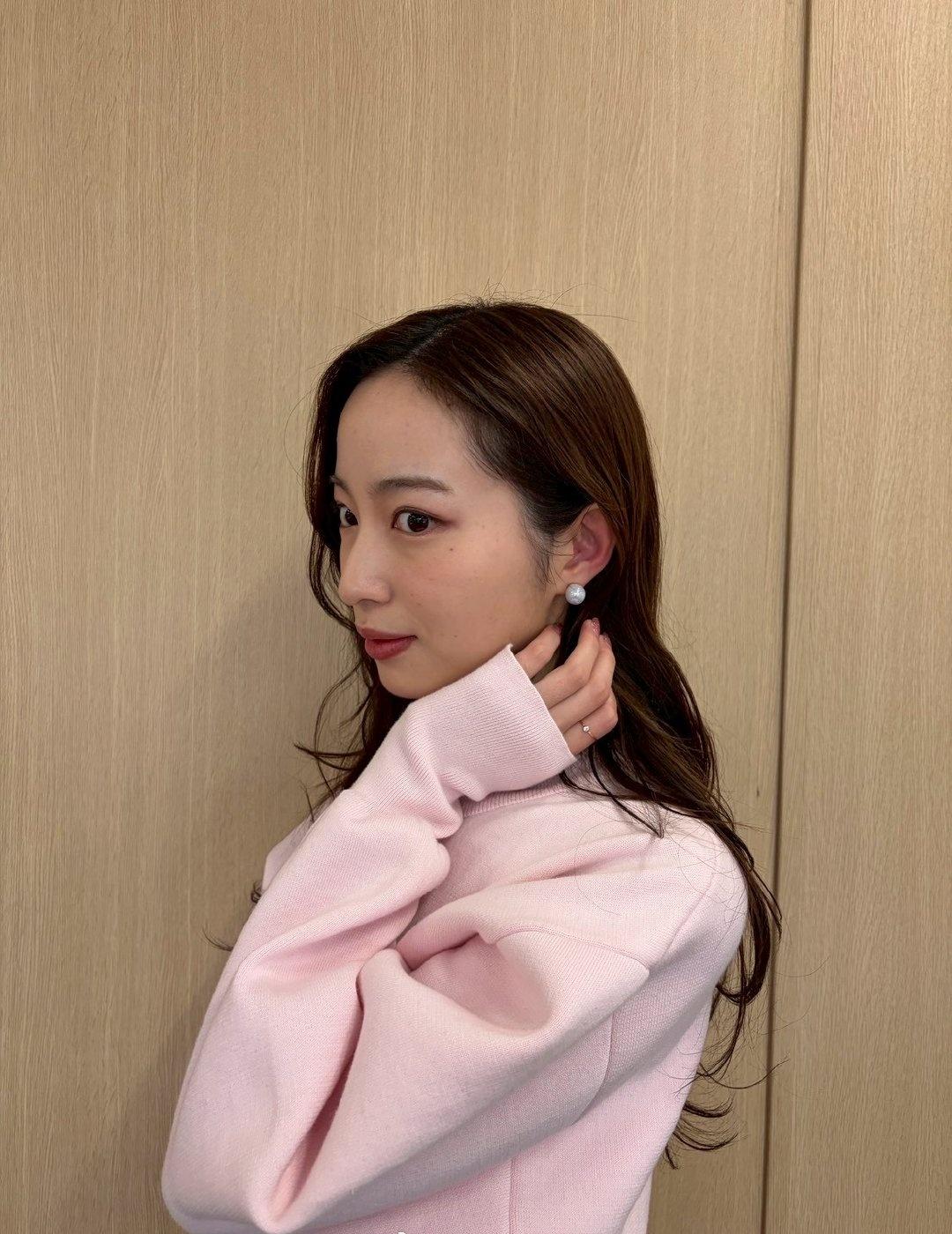 ピンク×グレーの透明感が溢れるコーデ♪ めざましお天気キャスター・林佑香さんの毎