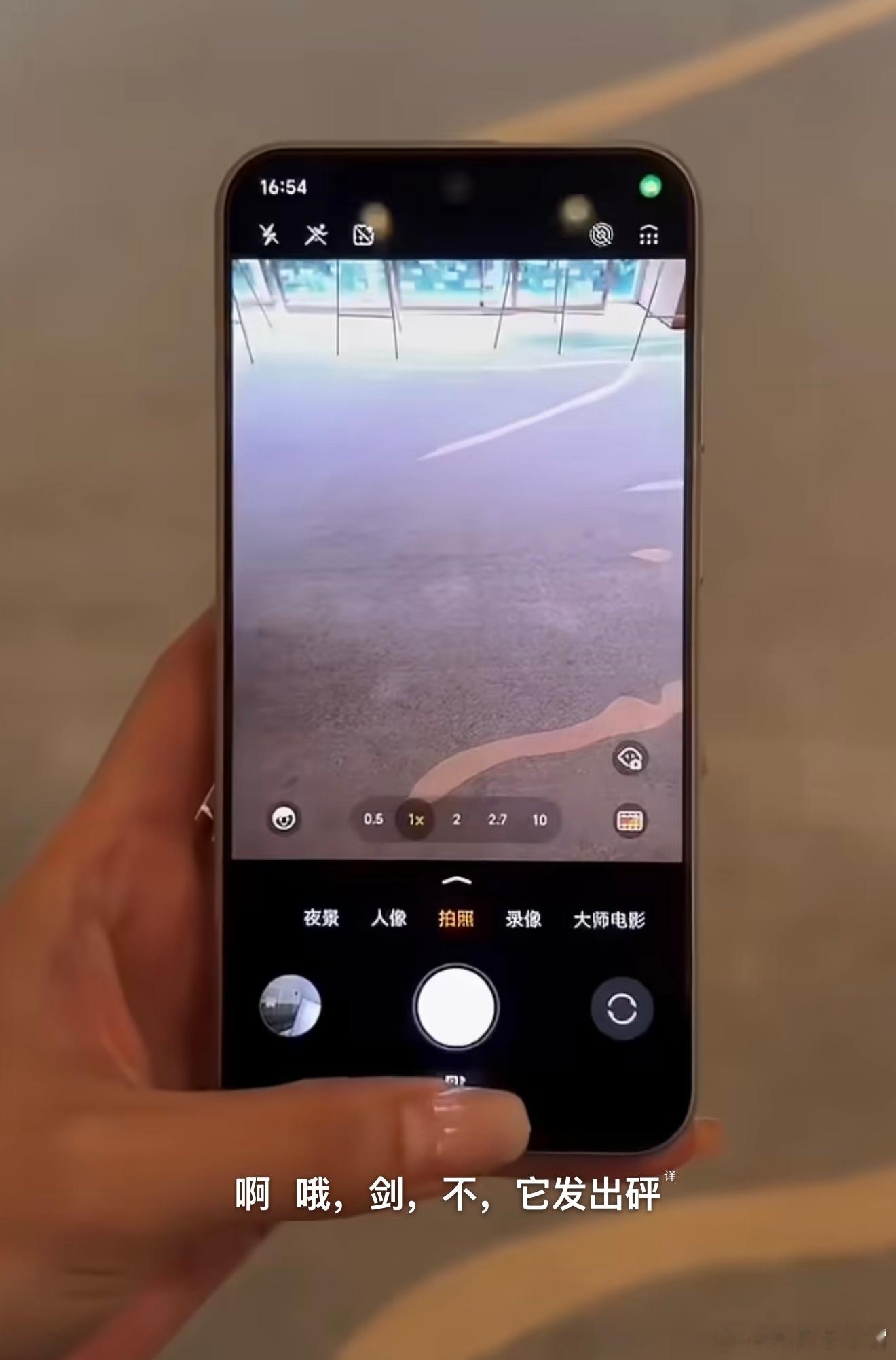 上市版本的荣耀Robot Phone真机曝光了，该说不说隐藏在镜组内的这颗云台确