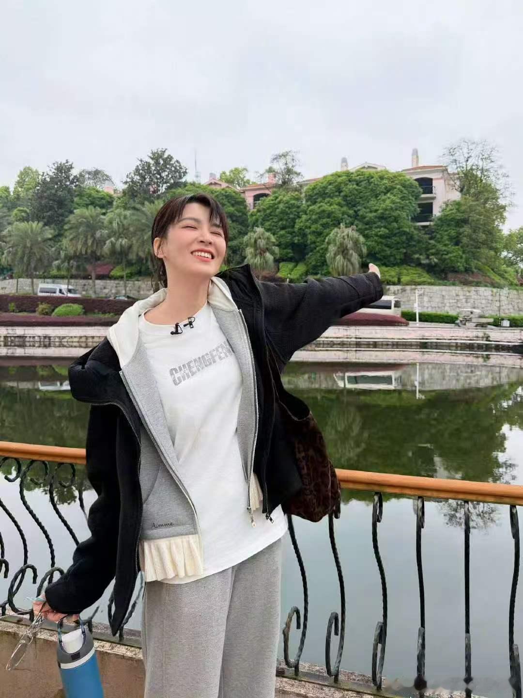 文俊辉模仿李小冉文俊辉模仿李小冉心愿便利贴 今晚看《你好星期六》笑到打鸣，文俊辉