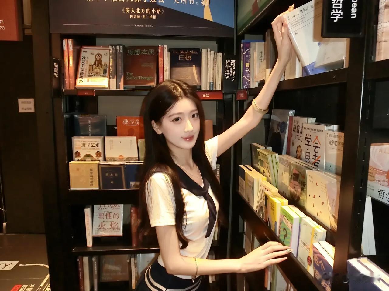在书香四溢的图书馆里，遇见一本好书，开启智慧之旅。📚✨