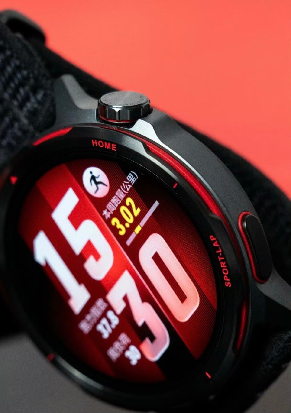 华为WATCH GT Runner2的手感轻盈，专业马拉松模式非常适合跑步 