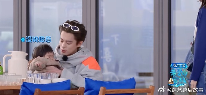 白鹿这波操作太真实了，带娃瞬间甩锅王鹤棣，喜剧效果拉满！白鹿把孩子塞到王鹤棣怀里