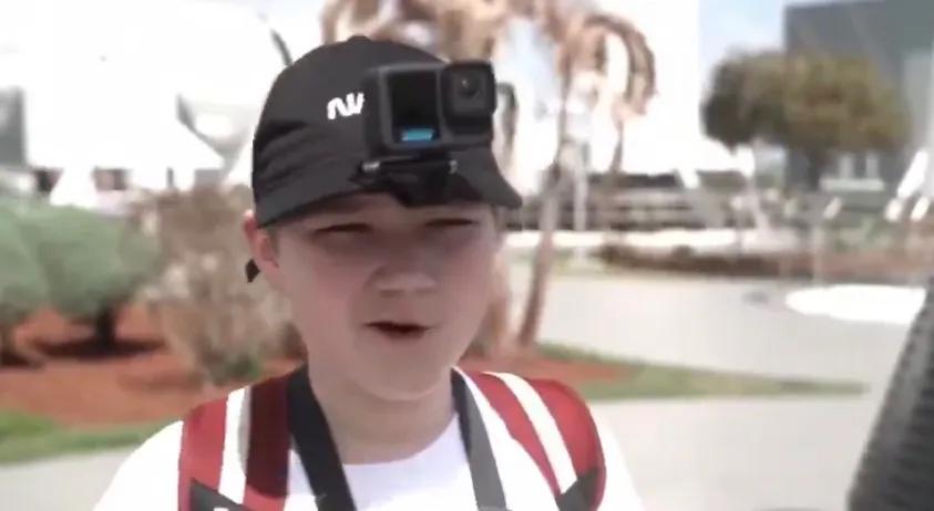 在观看阿耳忒弥斯2号发射现场，
CNN记者问一个小男孩：
“你为什么来这里？
你