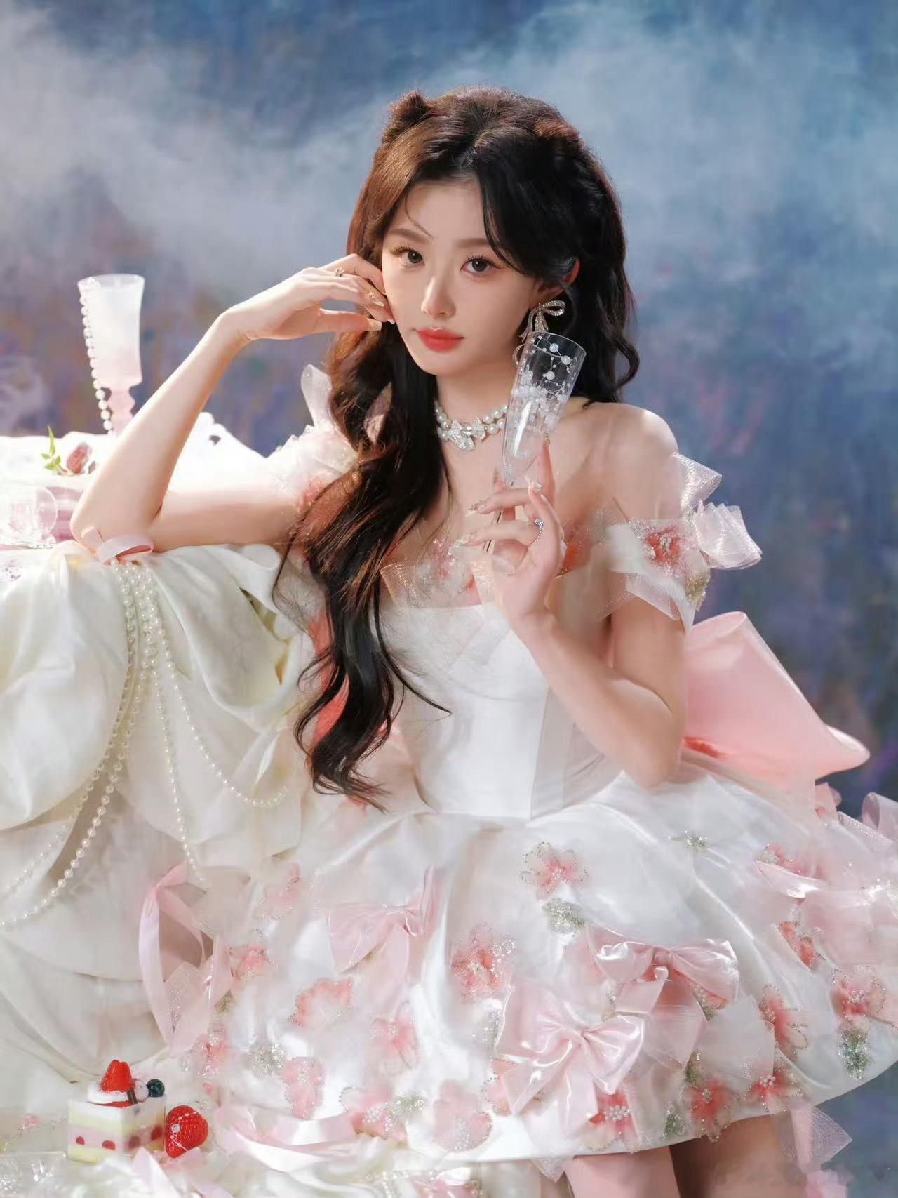 孔雪儿这是把蝴蝶结玩明白了，粉色裙搭蝴蝶结，柔情满溢。跳呕吐舞时表情灵动，甜拽小