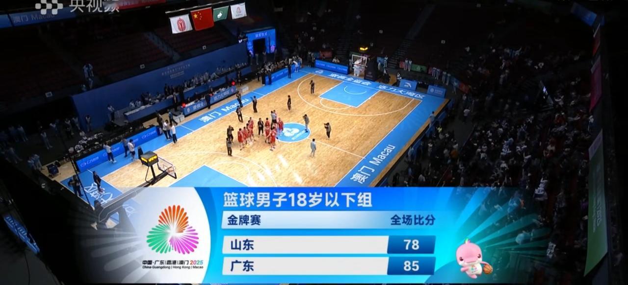 张博源与何文炜顶级对决，山东队痛失金牌。
11月18日晚，全运会U18男篮决赛太