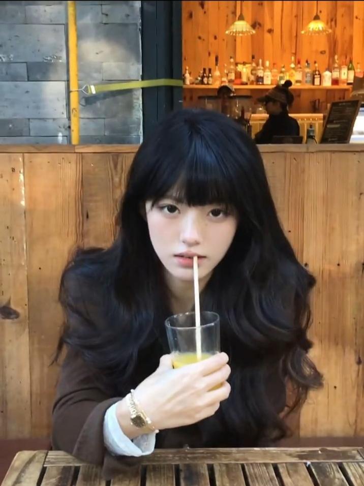 萌系清纯美少女。