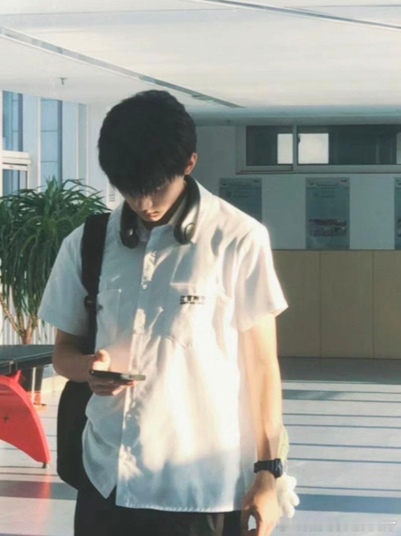 周翊然别弹琴了跟我谈情吧指尖轻触琴键奏响温柔旋律，眉眼间自带缱绻深情。周翊然兼具