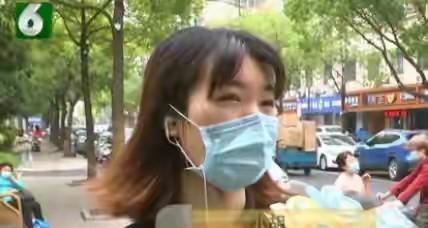 万万没想到！两名女大学生合租一套房子，见房间里的窗帘又旧又脏，两人干脆拆下来丢掉