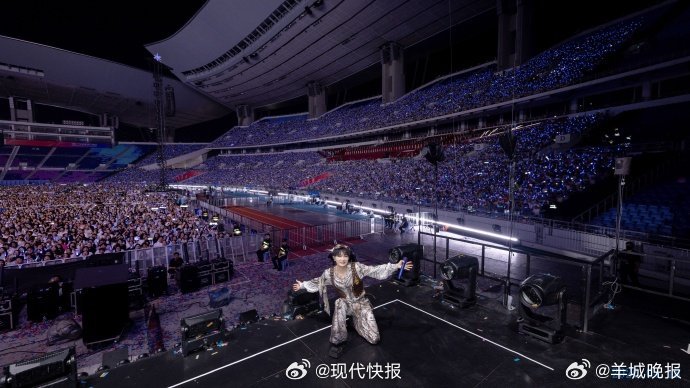 【#周深回应时隔6年广州开唱#】#周深演唱会舞台变成钢铁巨兽# 4月18日、19