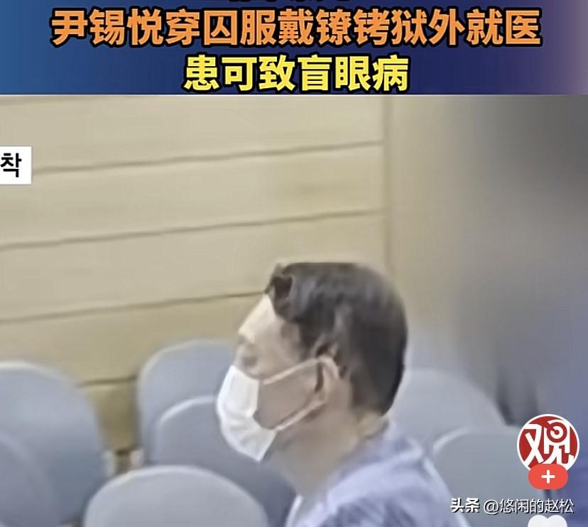 同时在被拘留，金建希问讯时穿便服，尹锡悦外出就医时却穿着囚服！
没想到金建希今天