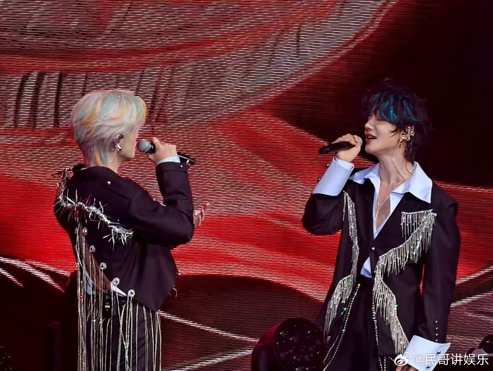 云旗把云熠应援色染头上了 云旗宠粉没上限！银白头发晕开青橙挑染，正是云熠应援色，