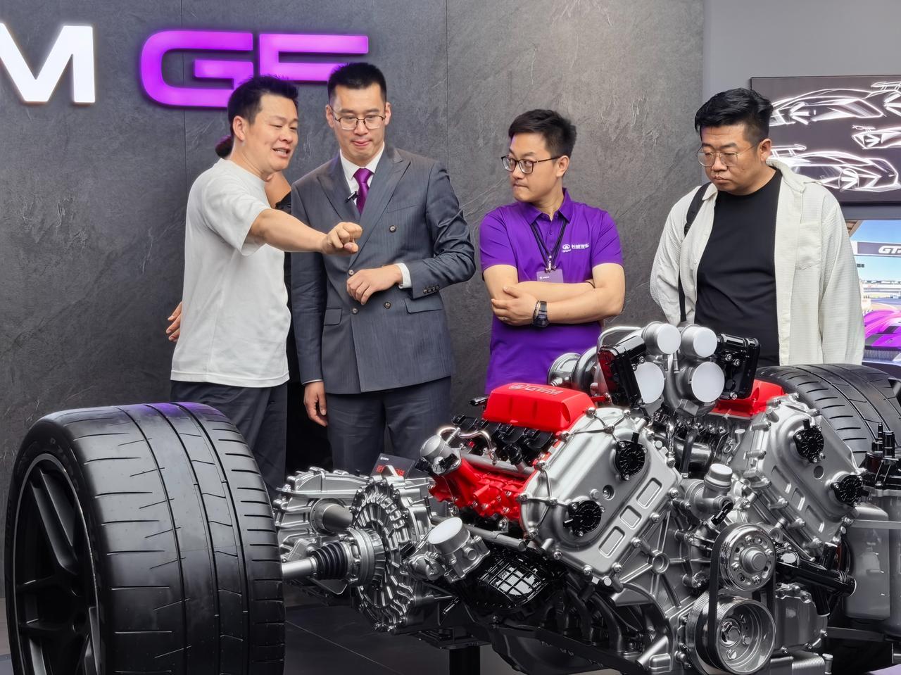 4.0T中后置平台、90度夹角V8、碳纤维传动轴……光说这些都足够让人血脉偾张颅