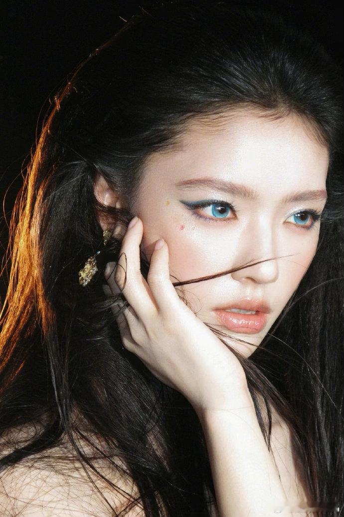 林允湿发半裸造型 蓝瞳湿发半裸的林允，宛若深海里游出的美人鱼，性感与温柔交织，美