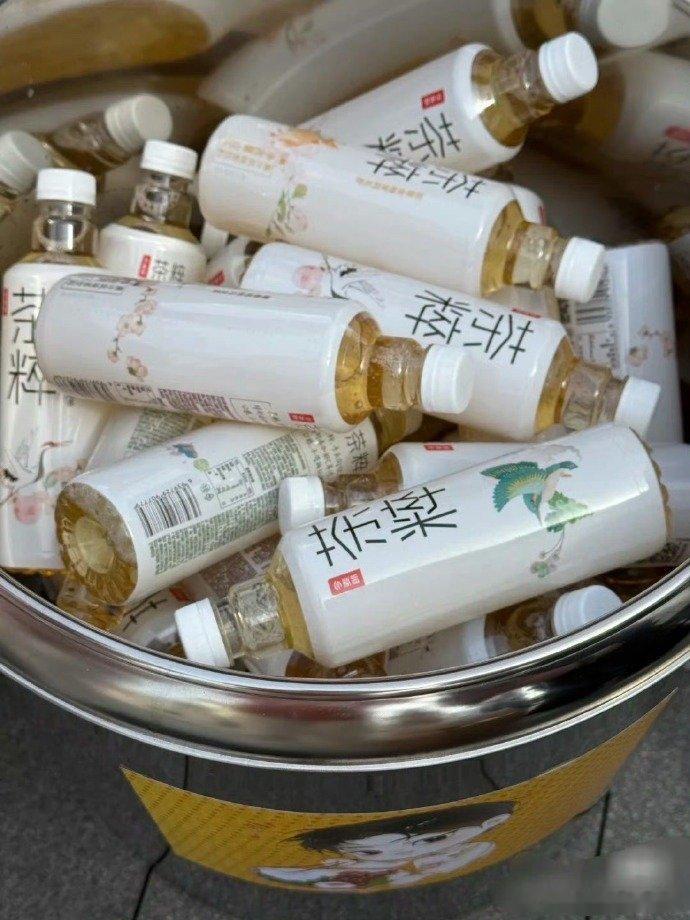 敖瑞鹏hi6逆应援敖瑞鹏在 hi6 录制的逆应援，400 份茶饮、800 份盖饭