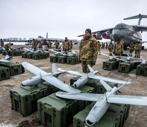 英国直接扔出一个大消息，今年要给乌克兰送12万架无人机，这只是英国30亿英镑年度