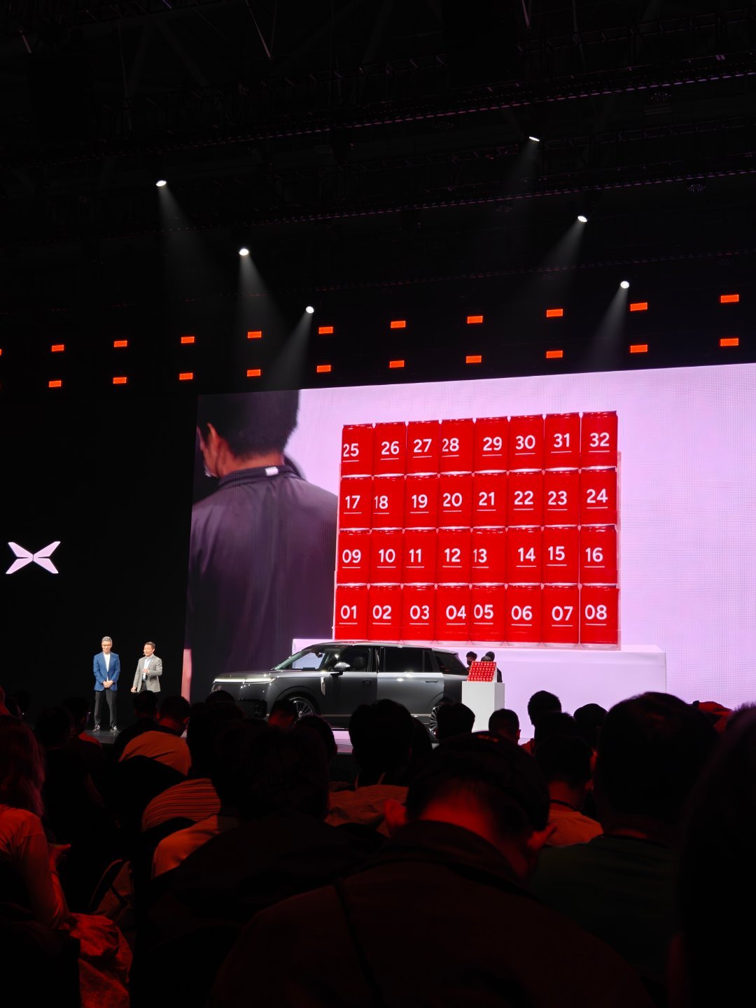 小鹏 GX 这个冰箱容积是真的大！32 瓶 500ML 的快乐水都装得下，而且这