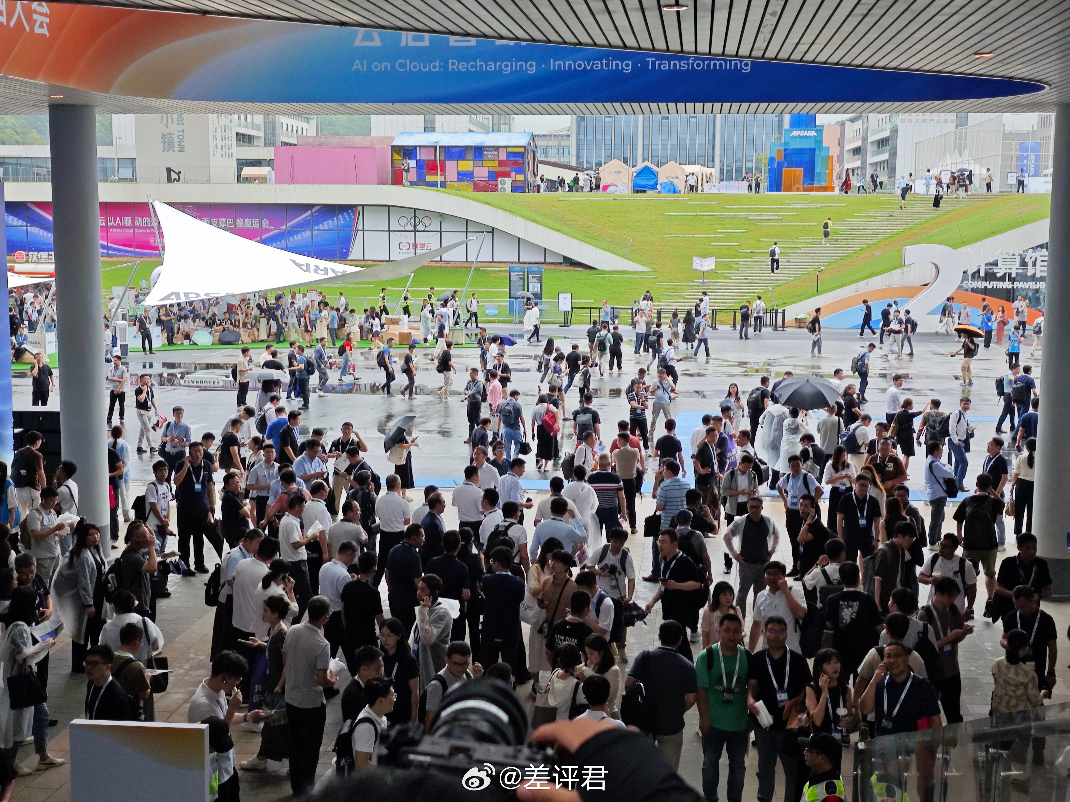 #差评在现场# 台风也挡不住大家的热情，这#2024云栖大会# 人可太多了。。。