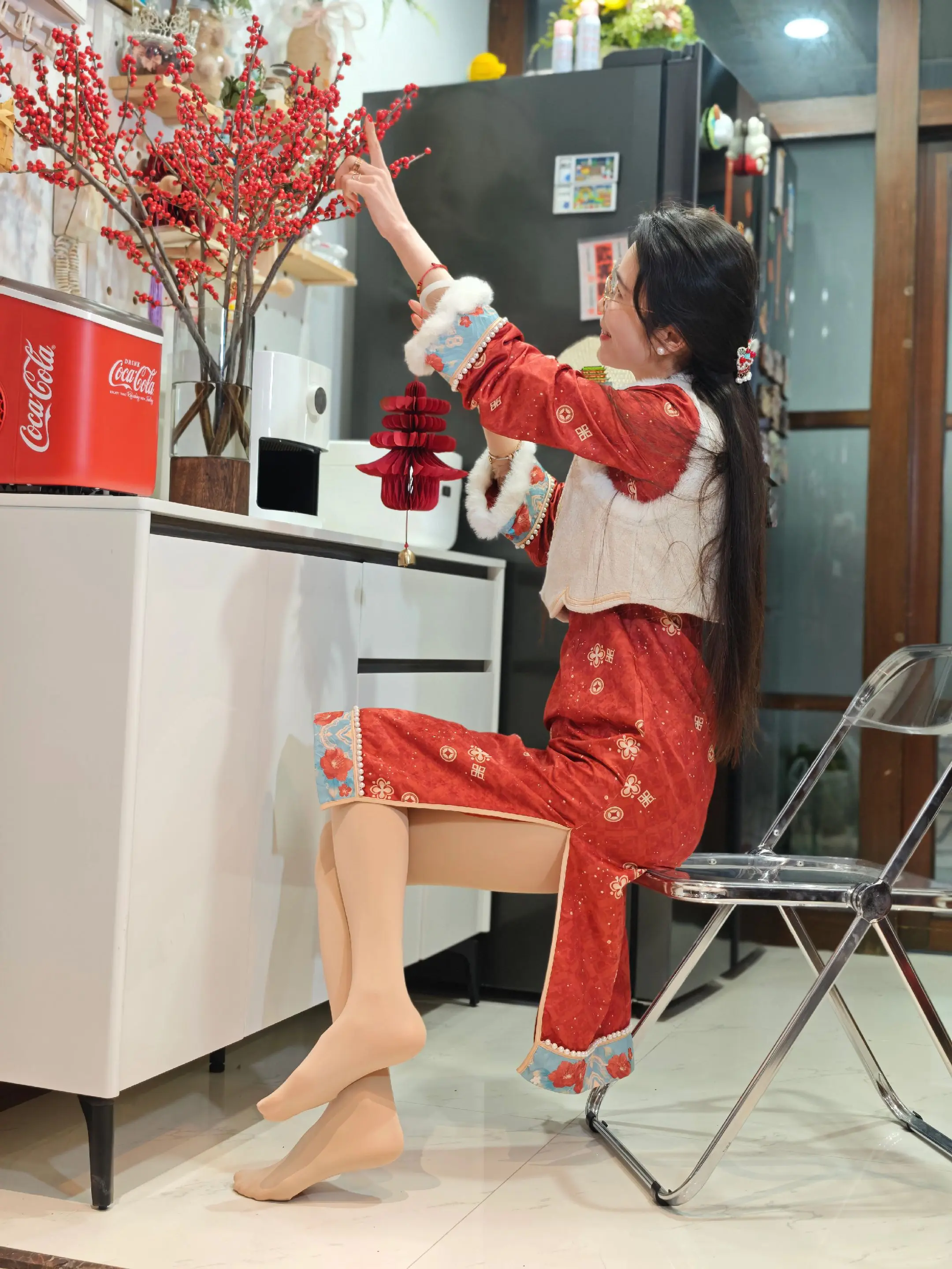 正月初二，大吉大利❤️。过年喜庆穿搭：红色旗袍➕肉色打底袜～