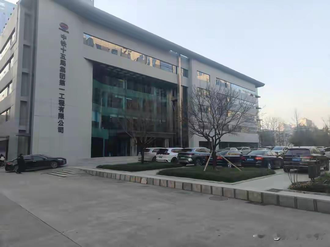 湖北省一家建筑劳务公司可太闹心了。2012年，它和中铁十五局集团一公司就厦蓉高速