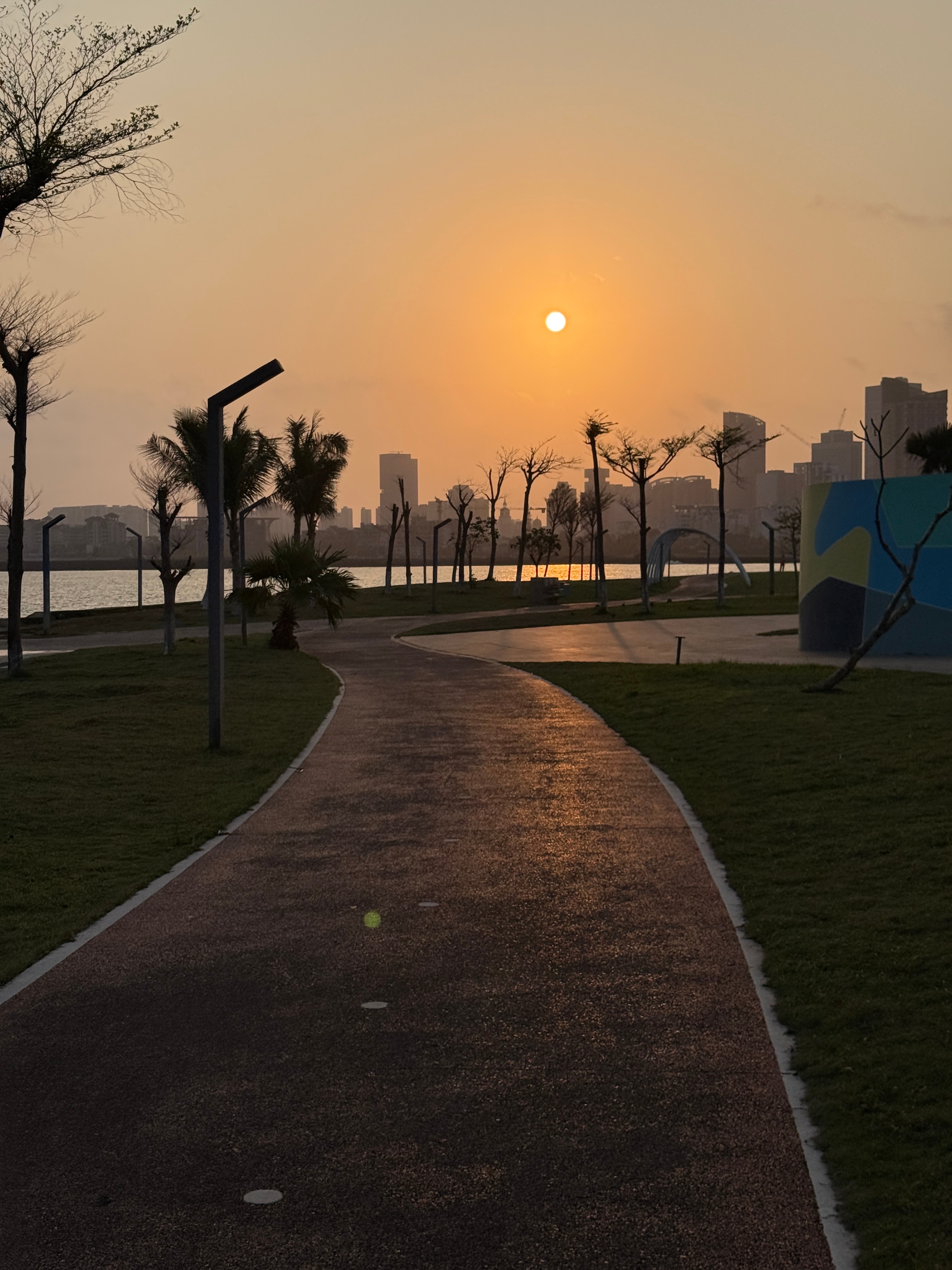 跑步即刻开跑 6825点半的闹钟硬是醒了又睡，昨晚酒喝多了，真想放弃，想到今天就