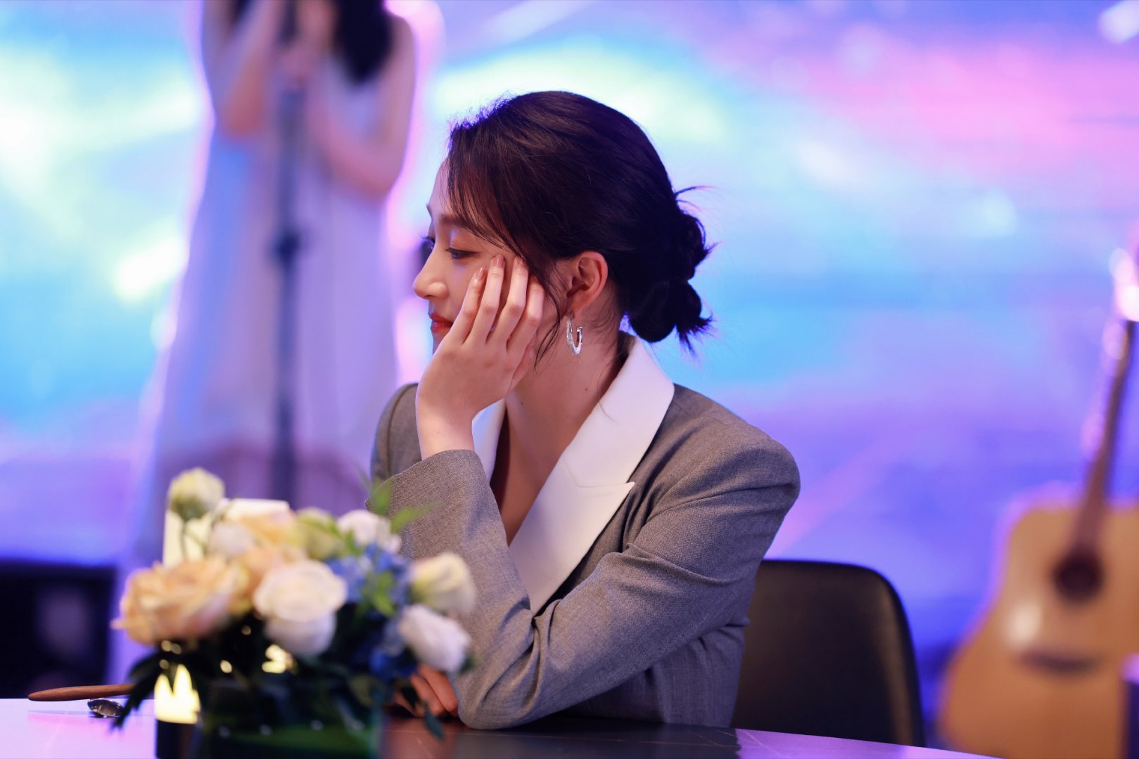 关晓彤 🌸关晓彤孟露莎🌸关晓彤红掌玫瑰不会枯萎，纸飞机不会掉落，追随你的步伐