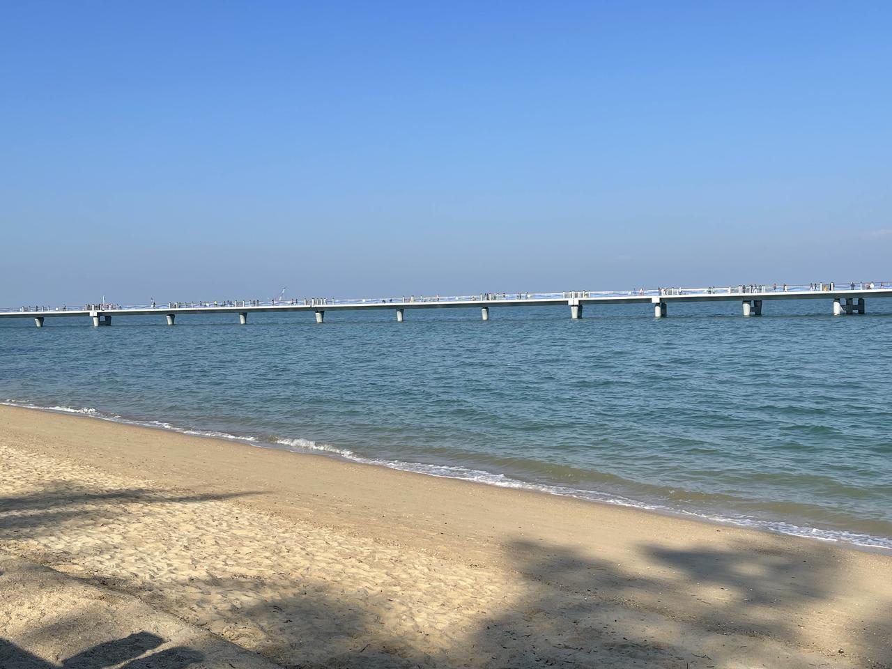 北海小记（5）：上午首先乘车来到北海金滩，一条长长的蜿蜒于海岸边的木质栈道，感觉