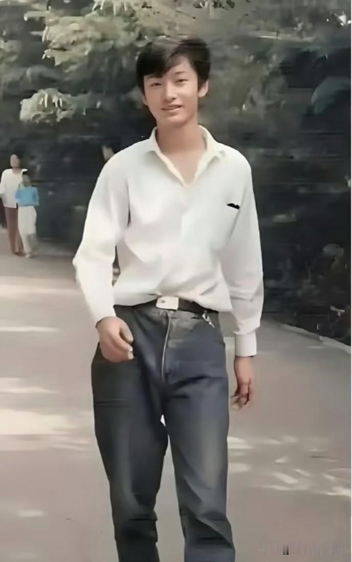 都说他是当年班中男生的颜值天花板...
在中青年男演员中，他的演技和口碑都还挺好