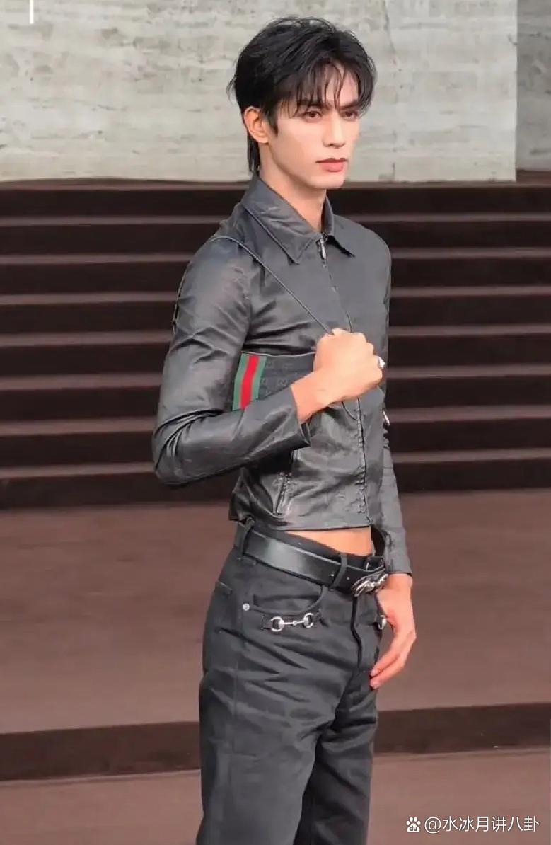 宋威龙为什么总喜欢穿这种短皮衣？ 
