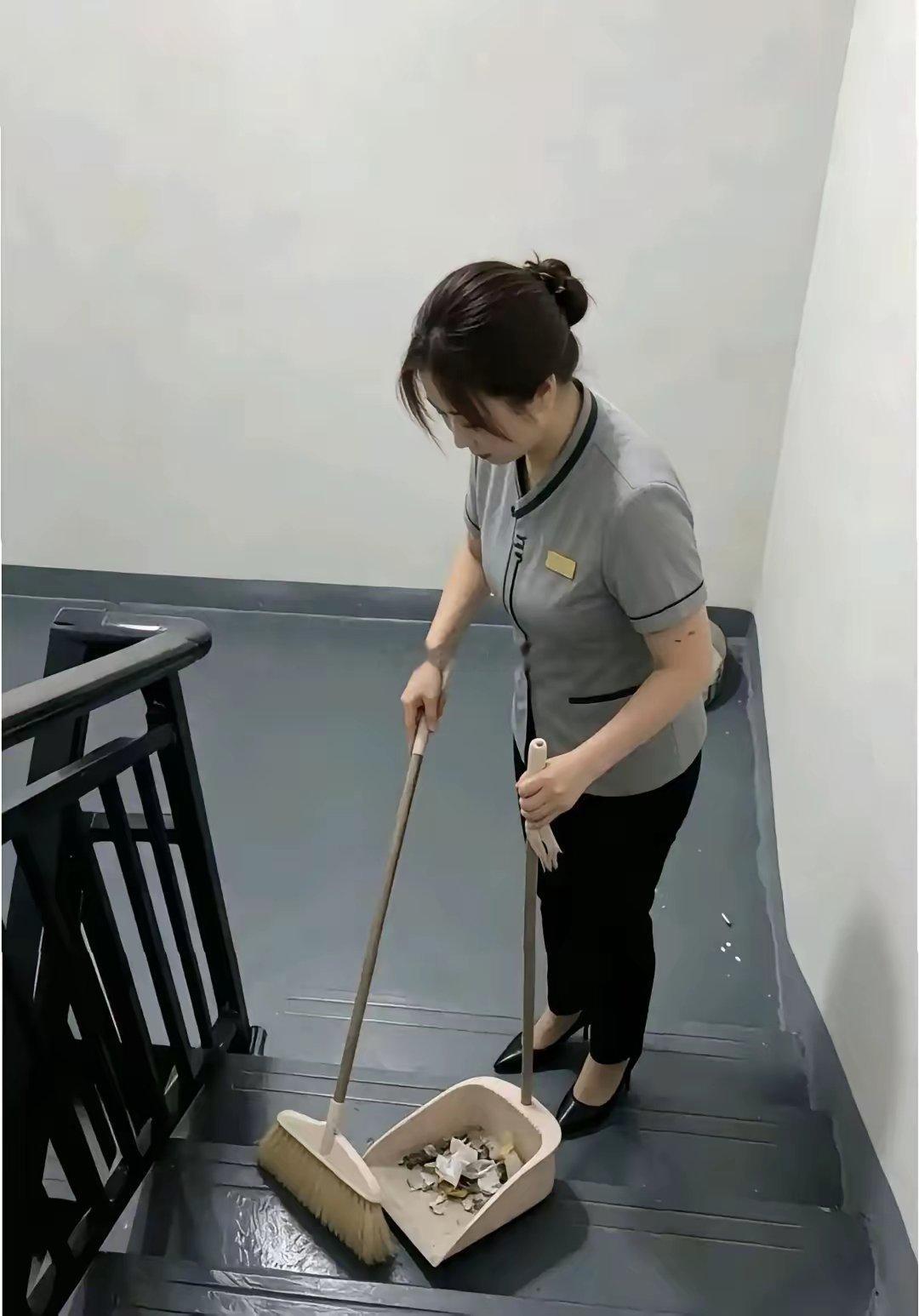 哪里的保洁员这么漂亮真是大材小用了这颜值完全可以当前台啊！ ​​​