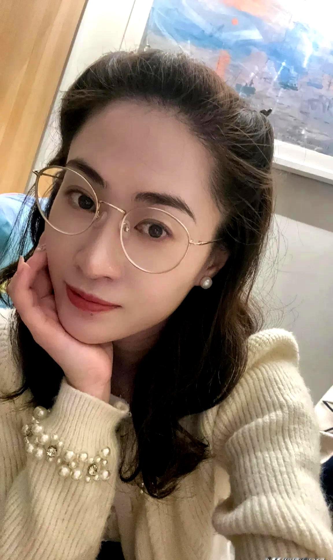 昨天相亲遇一男的，张嘴就戳心窝子：“你离婚就是矫情，感情不和都是女的毛病。”我前