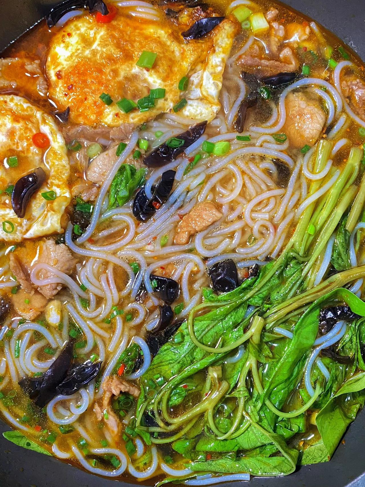 谁懂啊，可以一个月不吃米饭一直嗦粉
食材：超市买的湿米粉 木耳 瘦肉 小葱 小米