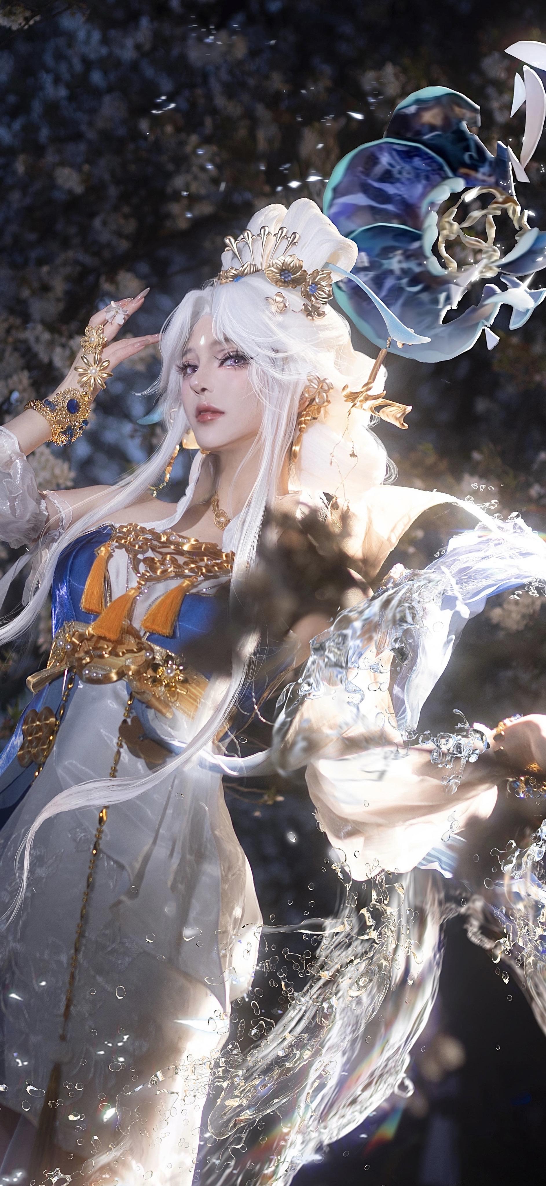 花开尘外色，盛将星河来。