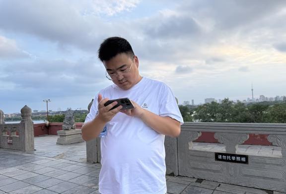 有一个人，她说这是她第二次相亲谈朋友，她第一次是很多年以前，虽然她已经33岁了，
