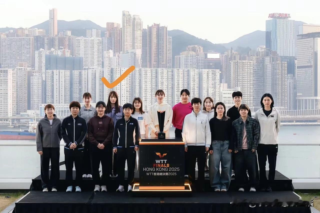 陈熠是香港总决赛十六个单打运动员里个子最高的那个，其次就是王曼昱了。

个子最矮